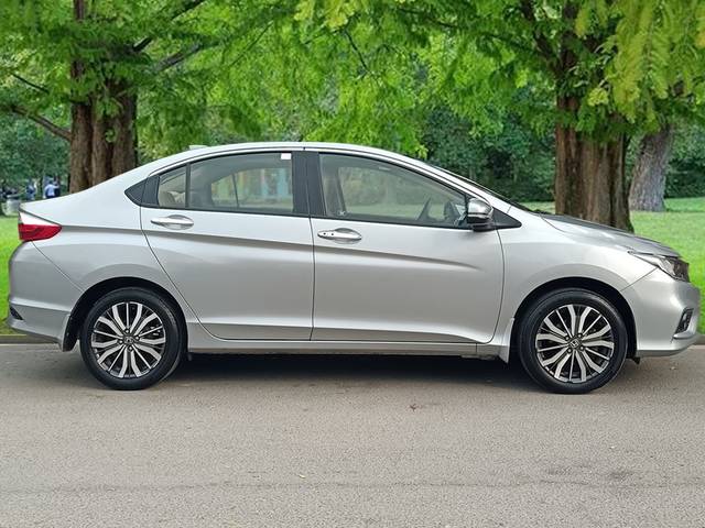 https://images10.gaadi.com/usedcar_image/4524722/original/17b841af45946119b1ada0606b2d77de.jpg?imwidth=6401