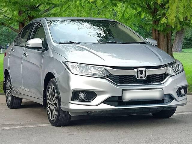 https://images10.gaadi.com/usedcar_image/4524722/original/processed_a923d86cd072dca520ddccad8ccf1618.jpg?imwidth=6400