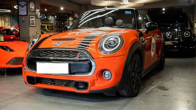 https://images10.gaadi.com/usedcar_image/4524723/original/processed_953250db85fb4a560f05ca7207ecdcaf.jpg?imwidth=6402