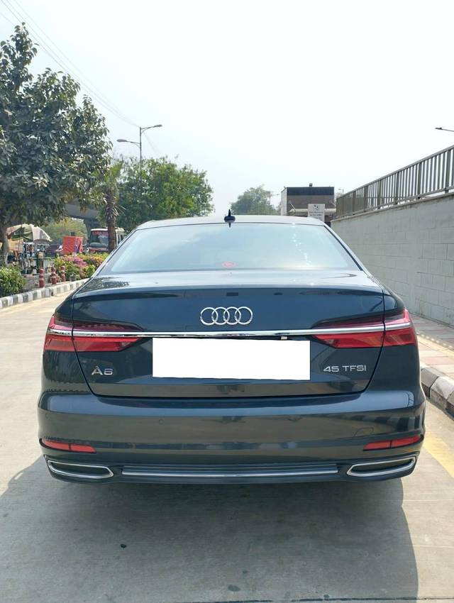 https://images10.gaadi.com/usedcar_image/4524762/original/processed_b4feb7a8bbbd9b72f400d7b10436001d.jpg?imwidth=6402