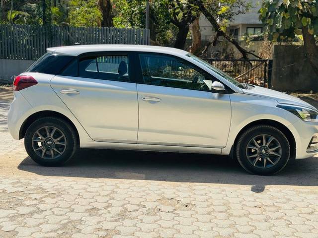 https://images10.gaadi.com/usedcar_image/4524871/original/processed_0d66bf3f7d3b1d8b9dc2989c0ca5505a.jpg?imwidth=6401