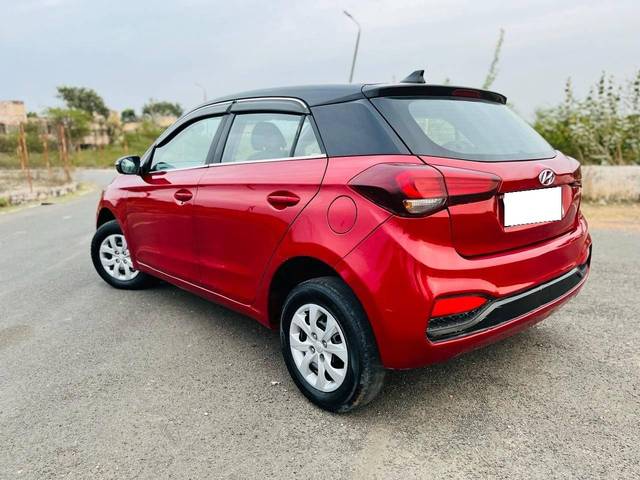 https://images10.gaadi.com/usedcar_image/4524875/original/processed_04c68af7000e61e11deb996857d4b7a3.jpg?imwidth=6402