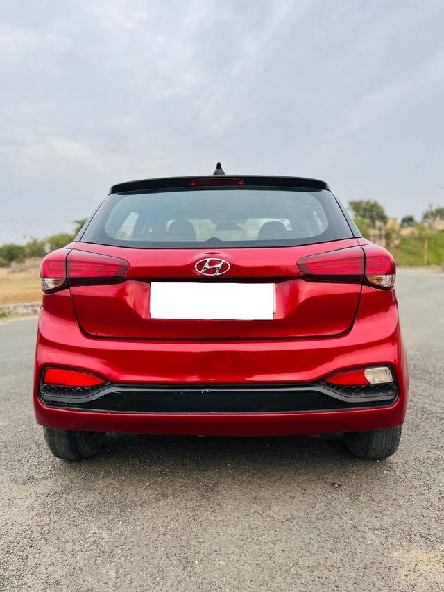 https://images10.gaadi.com/usedcar_image/4524875/original/processed_0b6d81d6633bfa59a0538ed40a226e32.jpg?imwidth=6401