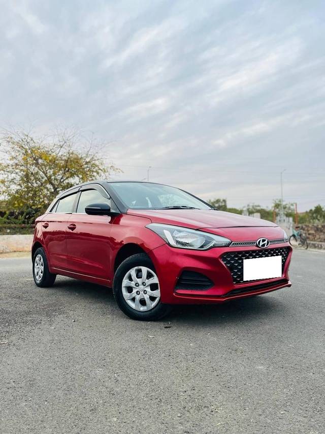 https://images10.gaadi.com/usedcar_image/4524875/original/processed_c6218a13cb224ff01af009bc548b6a86.jpg?imwidth=6400