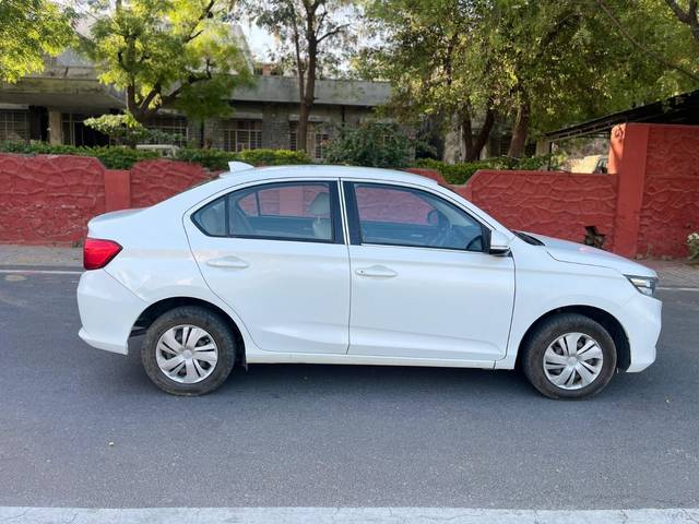 https://images10.gaadi.com/usedcar_image/4524920/original/e610c81a8f63522e1d851feaa3bb0f03.jpg?imwidth=6401