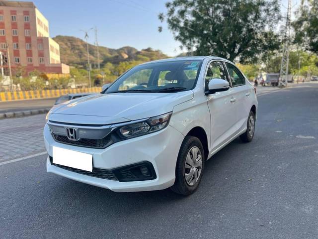 https://images10.gaadi.com/usedcar_image/4524920/original/processed_b846f98b18c7e6d2131185160e783f64.jpg?imwidth=6400