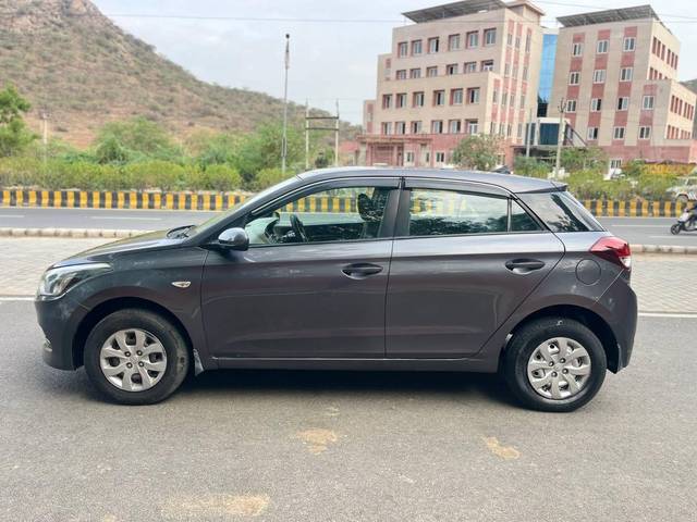 https://images10.gaadi.com/usedcar_image/4524922/original/processed_092172fd9bd30ce8db8c96da28ceedf3.jpg?imwidth=6402