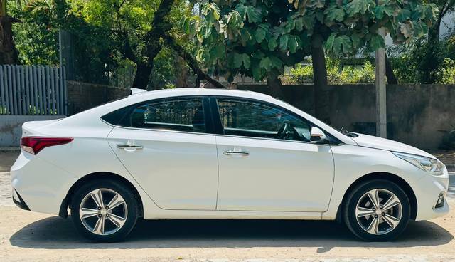 https://images10.gaadi.com/usedcar_image/4524928/original/1ea732697fd54f91ff5bde0e2995d9bf.jpg?imwidth=6401