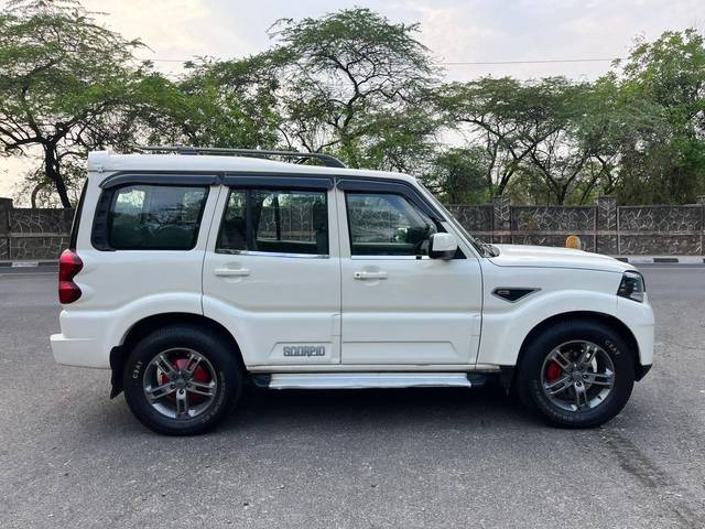 https://images10.gaadi.com/usedcar_image/4524954/original/processed_10877b2220339495985120fd9f6596e4.jpg?imwidth=6401