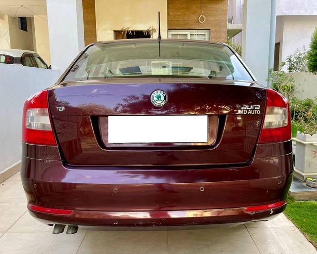 https://images10.gaadi.com/usedcar_image/4524958/original/processed_13be8ad94ad84fdd9b88c5c2543c09b6.jpg?imwidth=6402