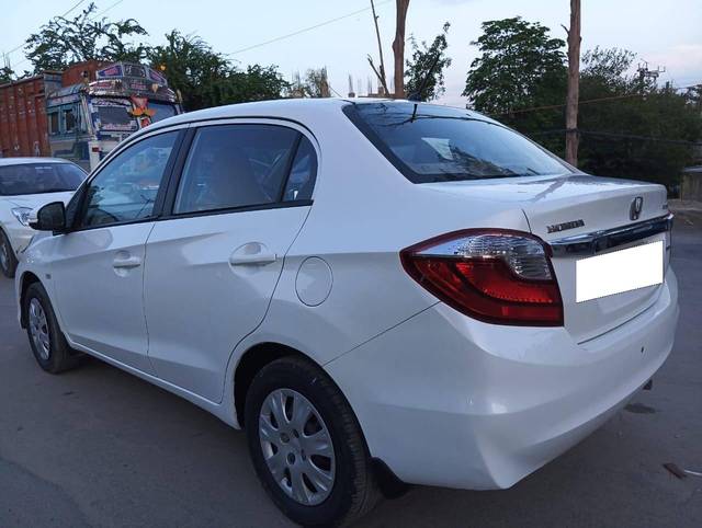 https://images10.gaadi.com/usedcar_image/4524967/original/processed_39e901ae81804fbb5792f3ff1e4e02a7.jpg?imwidth=6402