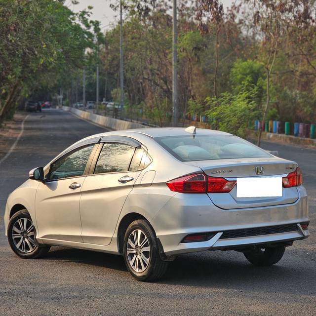 https://images10.gaadi.com/usedcar_image/4525047/original/processed_b61bdc777960ad555f1e1f8161059c8d.jpg?imwidth=6402