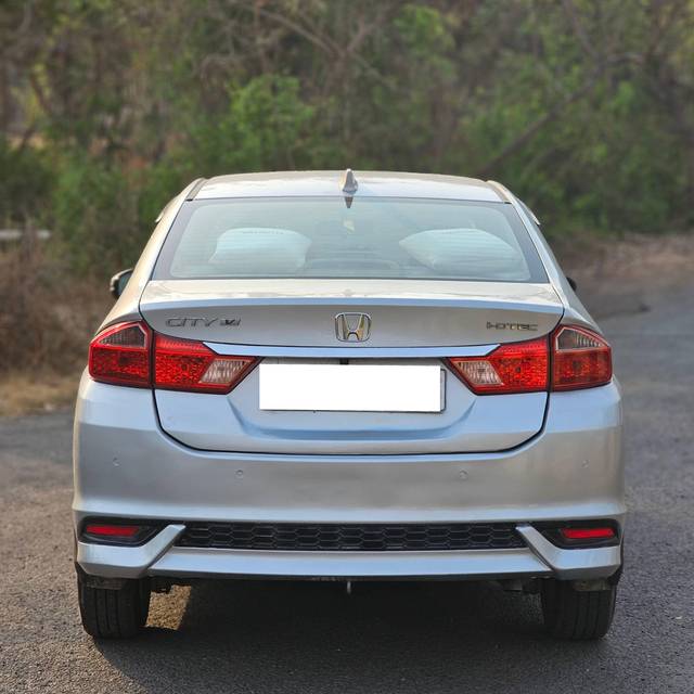 https://images10.gaadi.com/usedcar_image/4525047/original/processed_d39dc765c76b5ae6ad7481816bd684ba.jpg?imwidth=6401