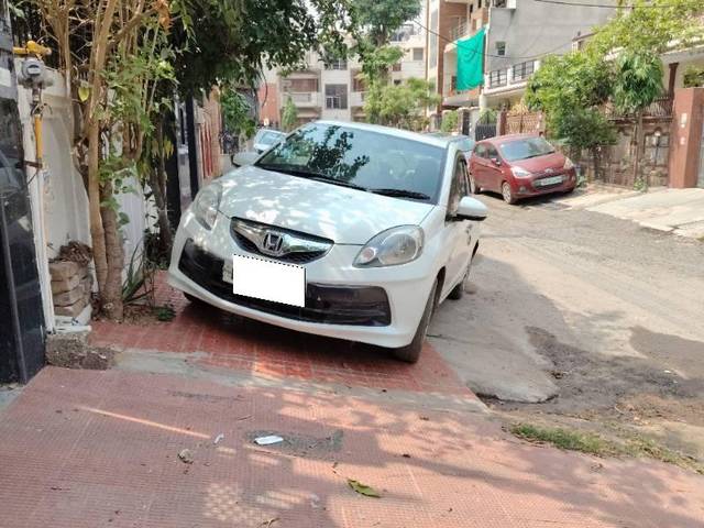 https://images10.gaadi.com/usedcar_image/4525058/original/processed_bd1598ea-33e6-4790-bb0d-1432b099cc85.jpg?imwidth=6401