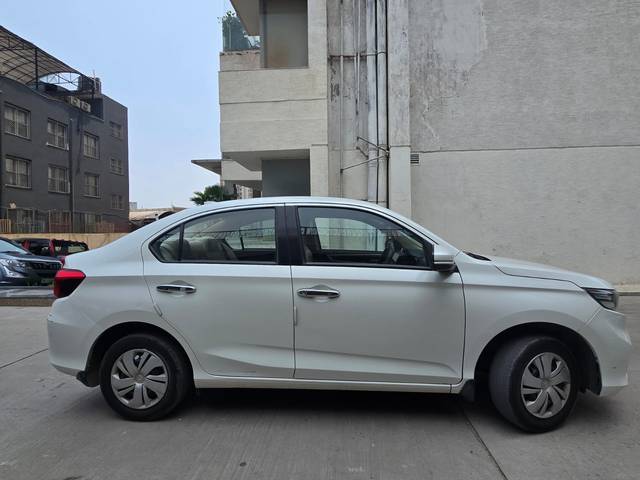 https://images10.gaadi.com/usedcar_image/4525073/original/d79f79f6-c028-421b-93c5-39a469c82764.jpg?imwidth=6401