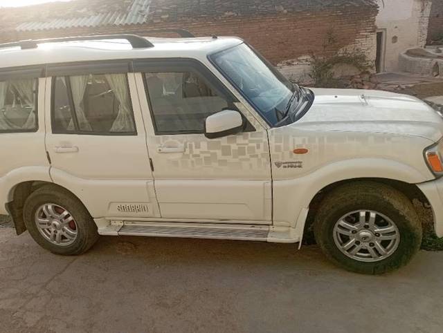 https://images10.gaadi.com/usedcar_image/4525212/original/processed_6e73eed8-20b3-4a35-b655-30a459946708.jpg?imwidth=6401