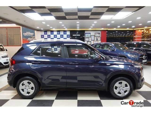 https://images10.gaadi.com/usedcar_image/4525298/original/processed_3cc886bbcfa8afc944356f941353ac8e.jpg?imwidth=6401