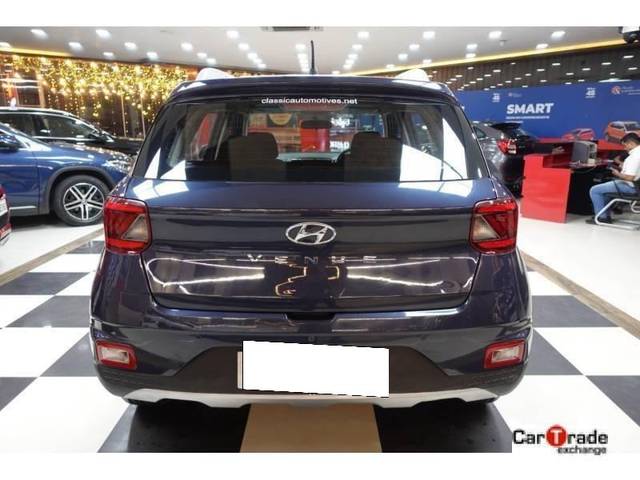 https://images10.gaadi.com/usedcar_image/4525298/original/processed_6c641b77038da500252117b053f713ad.jpg?imwidth=6402