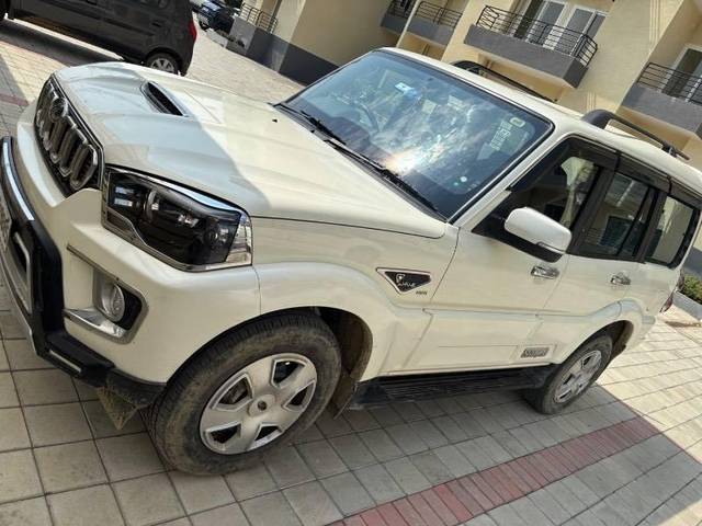 https://images10.gaadi.com/usedcar_image/4525464/original/processed_b064b4bc-9f26-4bf0-bd93-5d427329fc3e.jpeg?imwidth=6400