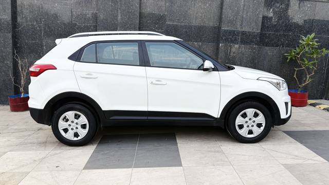 https://images10.gaadi.com/usedcar_image/4525565/original/d082d1cc73eb833085fc2a0c78e793c3.jpg?imwidth=6401