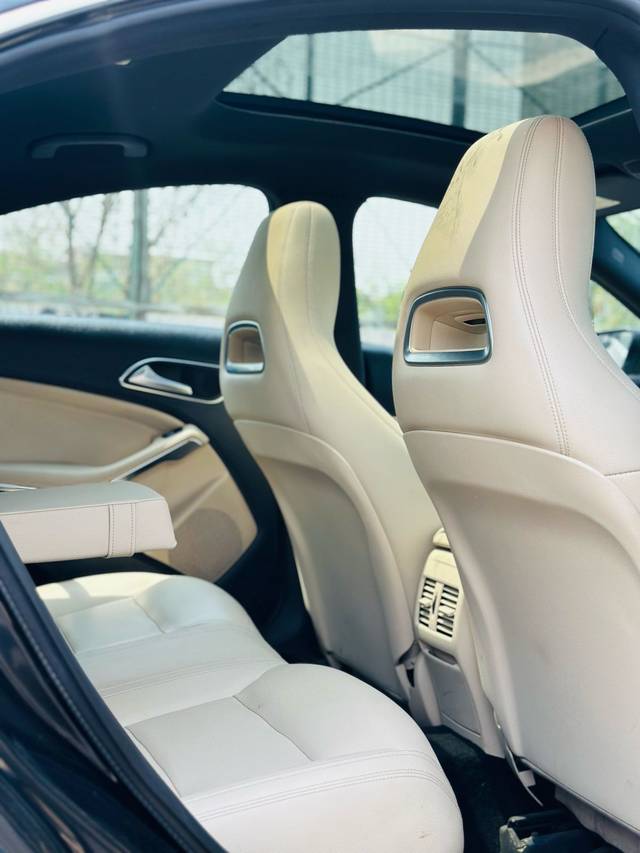 https://images10.gaadi.com/usedcar_image/4525586/original/56dc3d2ea2d2b5b014ee99dc984c7ddc.jpg?imwidth=6401