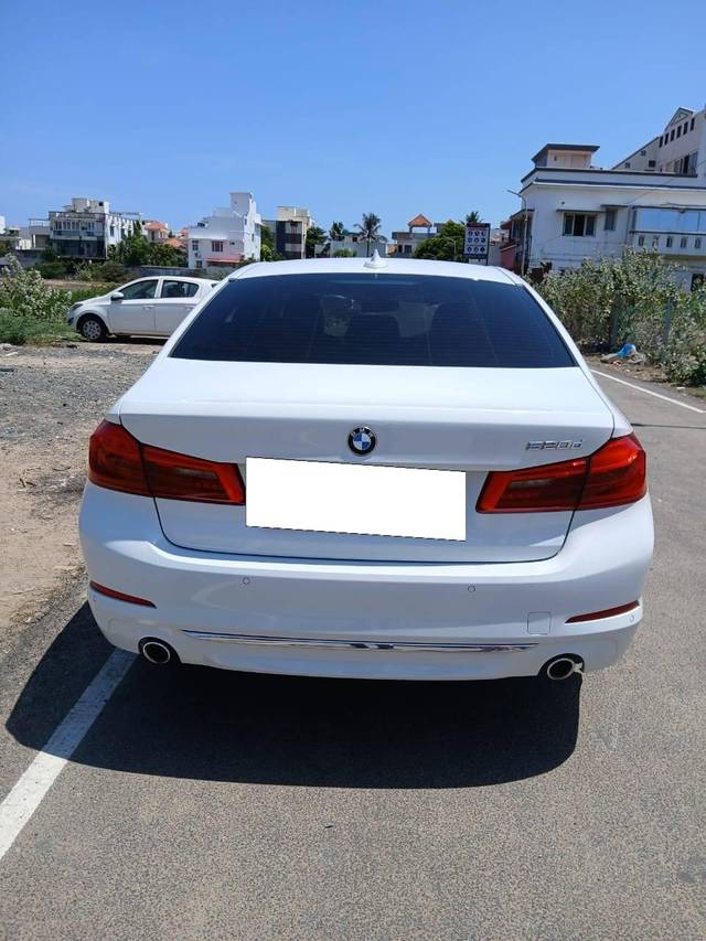 https://images10.gaadi.com/usedcar_image/4525615/original/processed_4e78b9af00fa7cb8b9bf07d6c867b4a7.jpg?imwidth=6402