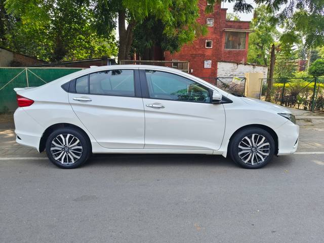 https://images10.gaadi.com/usedcar_image/4525702/original/2e1276831343a7c832ecfe2b80766a7a.jpg?imwidth=6401