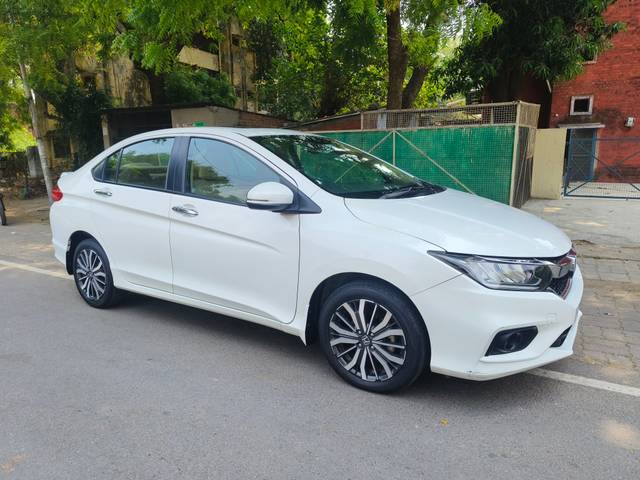 https://images10.gaadi.com/usedcar_image/4525702/original/e7cf5fcdf71fb613bdfa637b6c06be7a.jpg?imwidth=6400