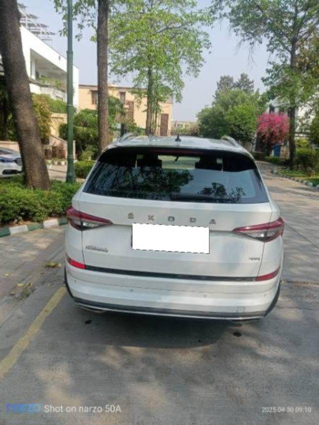 https://images10.gaadi.com/usedcar_image/4525709/original/processed_a3c6b057-7c40-414d-ba00-6c6286f8a2ef.jpeg?imwidth=6401