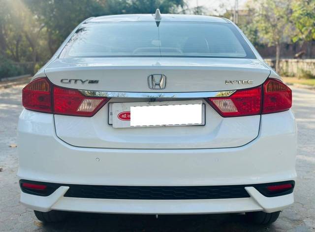 https://images10.gaadi.com/usedcar_image/4525751/original/processed_21304ea8f35a97d7f18e256f617eaf08.jpg?imwidth=6402