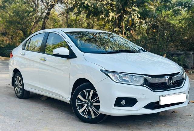 https://images10.gaadi.com/usedcar_image/4525751/original/processed_8b2daaecd79d811f608b9f168e93b550.jpg?imwidth=6400