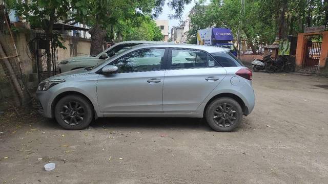 https://images10.gaadi.com/usedcar_image/4525766/original/processed_a6d9aef3-02c9-4b08-af08-559b946a62aa.jpg?imwidth=6400