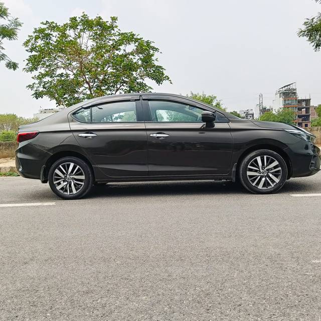 https://images10.gaadi.com/usedcar_image/4525779/original/c2e5307d6251eb9358ba68fede52e3ad.jpg?imwidth=6401