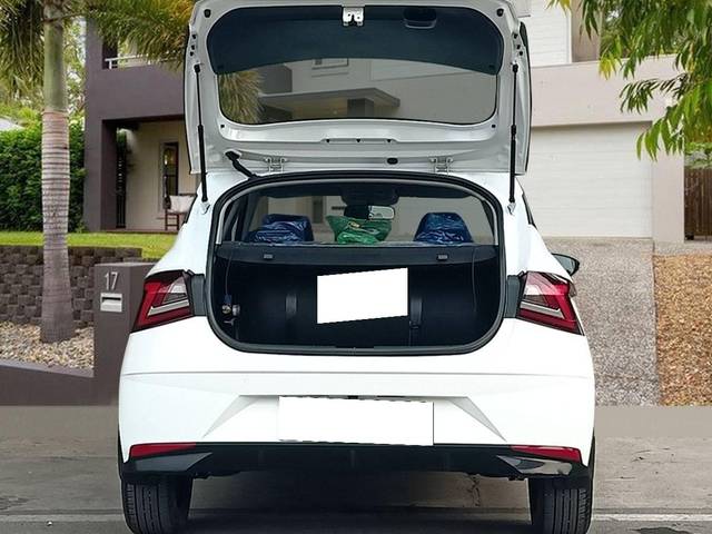 https://images10.gaadi.com/usedcar_image/4525789/original/processed_a3042dbfb7f9e4a0a22c67a517a6631e.jpg?imwidth=6402