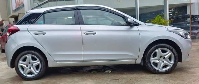 https://images10.gaadi.com/usedcar_image/4525800/original/08e60815c96649efdcf024c56fa566ee.jpeg?imwidth=6401