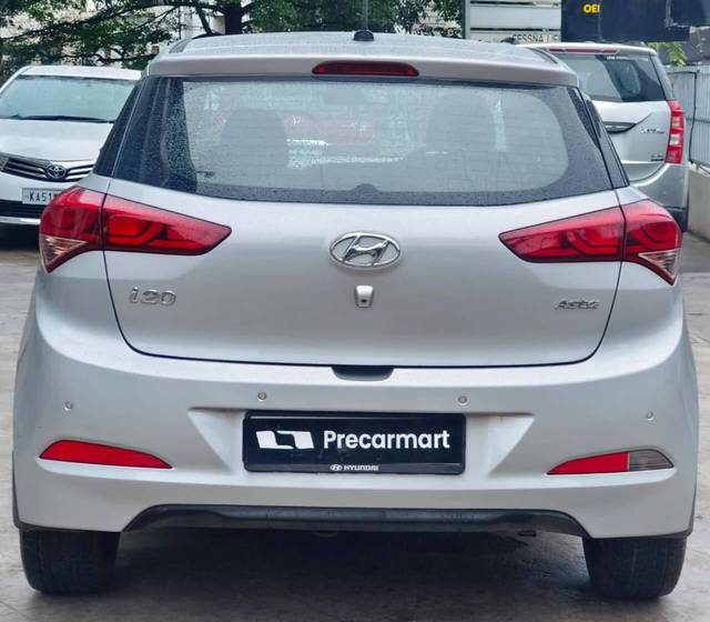https://images10.gaadi.com/usedcar_image/4525800/original/processed_1f76327a465fe13fa36c6dc165bb54a6.jpeg?imwidth=6402