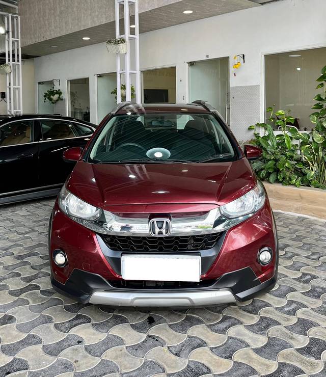 https://images10.gaadi.com/usedcar_image/4525808/original/processed_2ee35ffdc7782700c00a461aad70d06a.jpg?imwidth=6400
