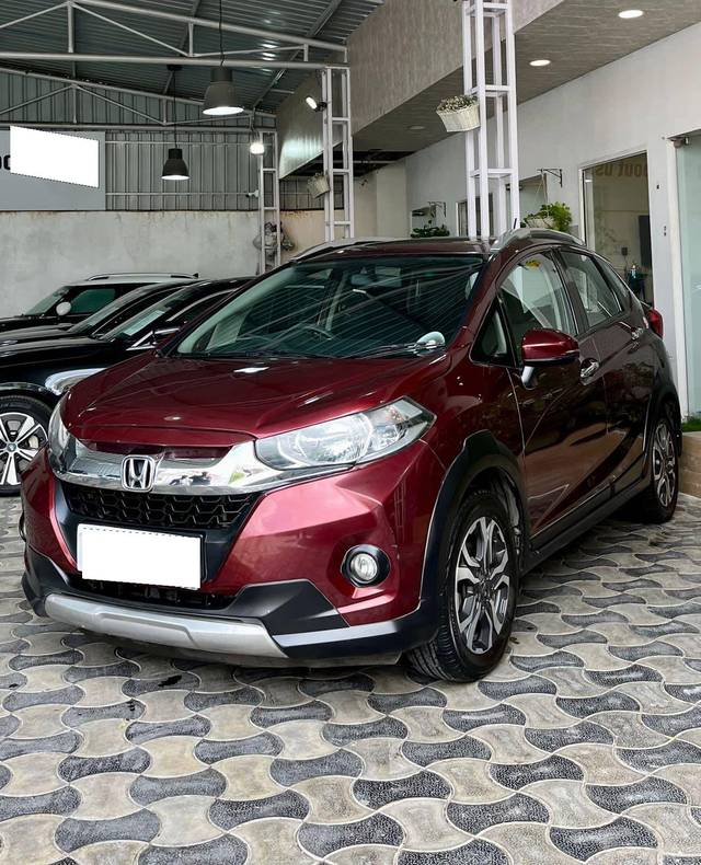 https://images10.gaadi.com/usedcar_image/4525808/original/processed_e1de69f7cd99edc4fa38718c3e57d75c.jpg?imwidth=6401