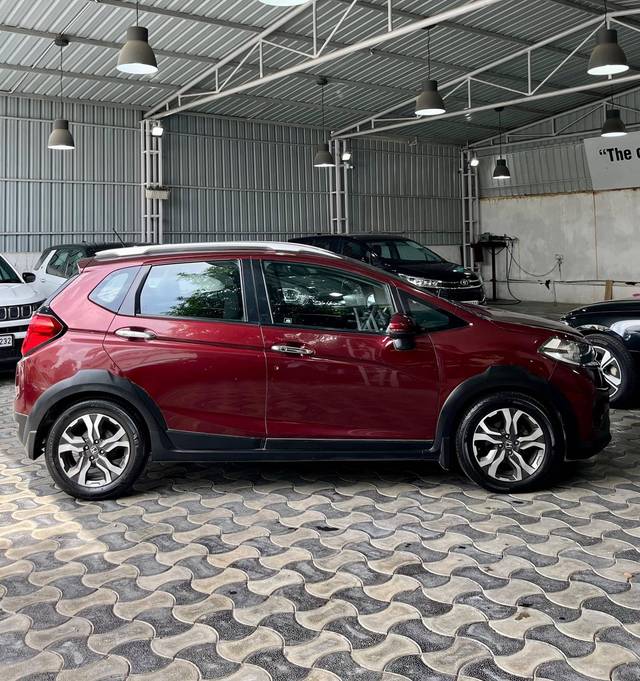 https://images10.gaadi.com/usedcar_image/4525808/original/processed_e7b82359715beb663cda95a82423b309.jpg?imwidth=6402