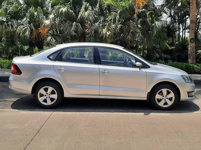 https://images10.gaadi.com/usedcar_image/4525829/original/processed_813db7dcc8be3bd30f64c3ad671d907b.jpg?imwidth=6401