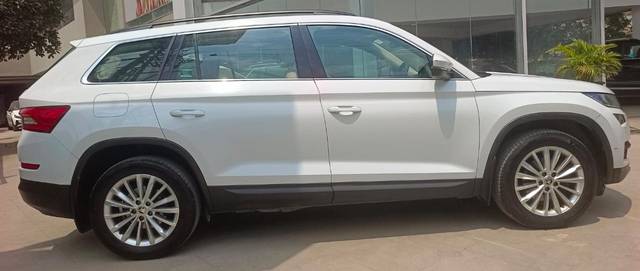 https://images10.gaadi.com/usedcar_image/4525838/original/8cf864ef6b7629011c85053ecb8d09de.jpeg?imwidth=6401