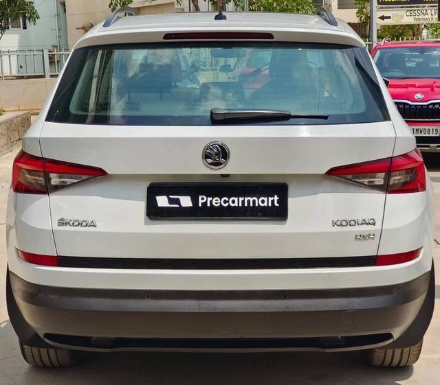 https://images10.gaadi.com/usedcar_image/4525838/original/processed_9d076d7edeeb8e86e81a769ed32fd029.jpeg?imwidth=6402