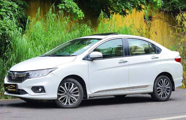 https://images10.gaadi.com/usedcar_image/4525845/original/processed_1f023b0eeb06a3a9f4e90814e300a69f.jpg?imwidth=6402