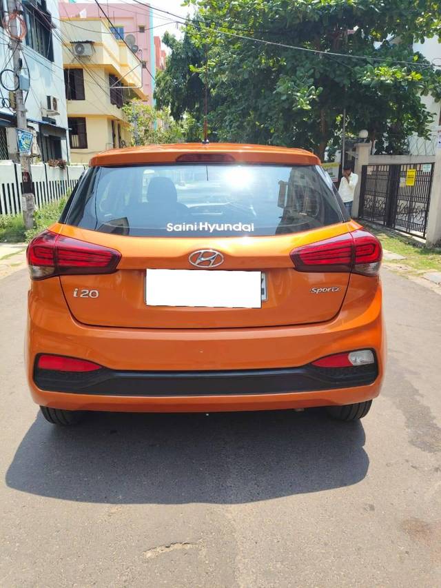 https://images10.gaadi.com/usedcar_image/4525849/original/processed_d36ca54cc19e973f684a9f6489e506b9.jpg?imwidth=6402