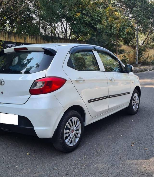 https://images10.gaadi.com/usedcar_image/4525875/original/processed_fd7a6b39c9f616ceadfda8bd6f1f0e6e.jpg?imwidth=6402