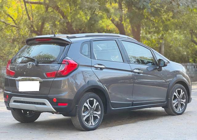 https://images10.gaadi.com/usedcar_image/4525883/original/processed_11f61478b575f6df3b2ec35b67606322.jpg?imwidth=6402
