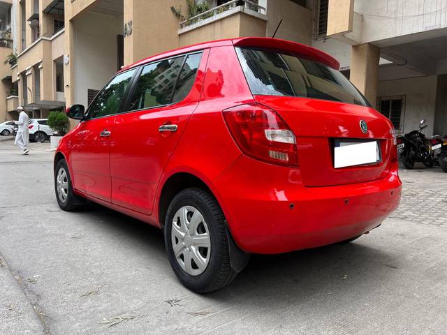 https://images10.gaadi.com/usedcar_image/4525886/original/processed_990a1c1fabffb4c30b0c1ceaa254f684.jpg?imwidth=6402