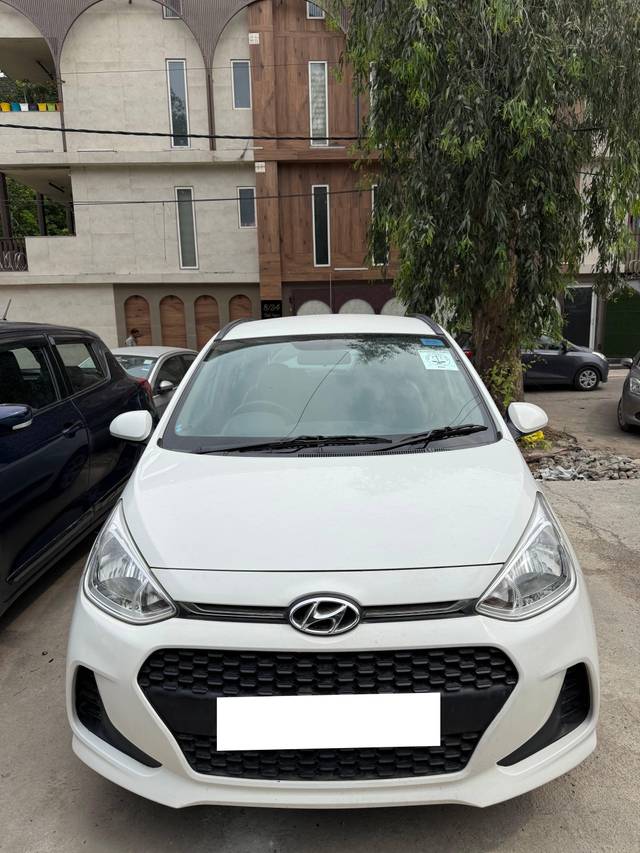 https://images10.gaadi.com/usedcar_image/4525969/original/processed_c64a67fe-d314-403d-95da-e8a9ea2dd67e.jpg?imwidth=6400