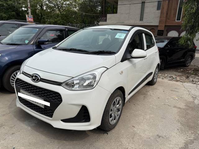https://images10.gaadi.com/usedcar_image/4525969/original/processed_d3490b09-deef-4396-84a8-cd929020517a.jpg?imwidth=6402