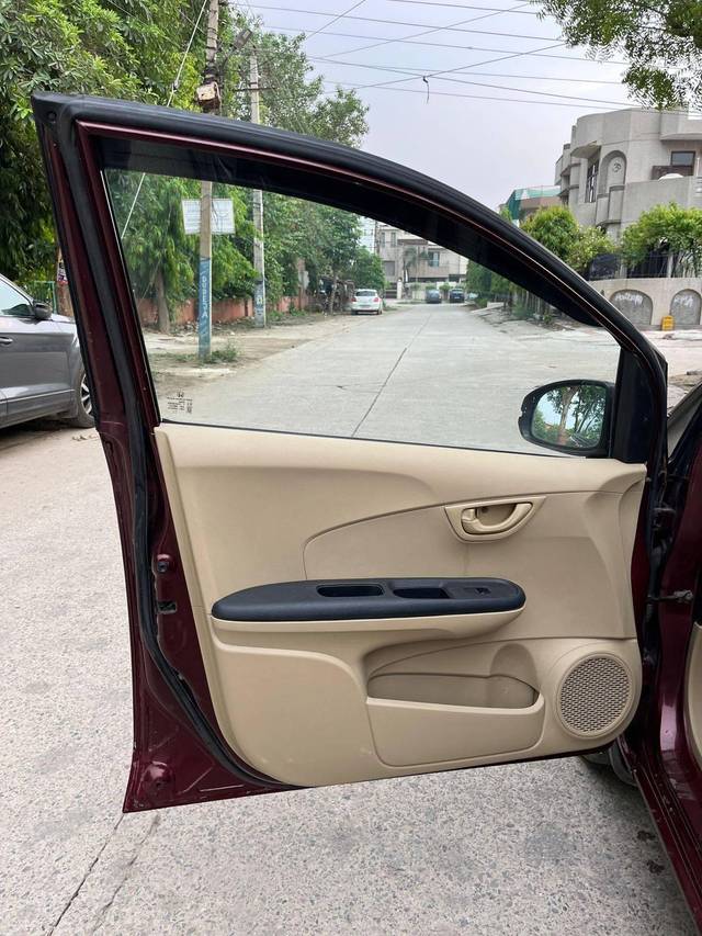 https://images10.gaadi.com/usedcar_image/4525980/original/processed_2aa086d34766059445a066e977ff67de.jpg?imwidth=6400